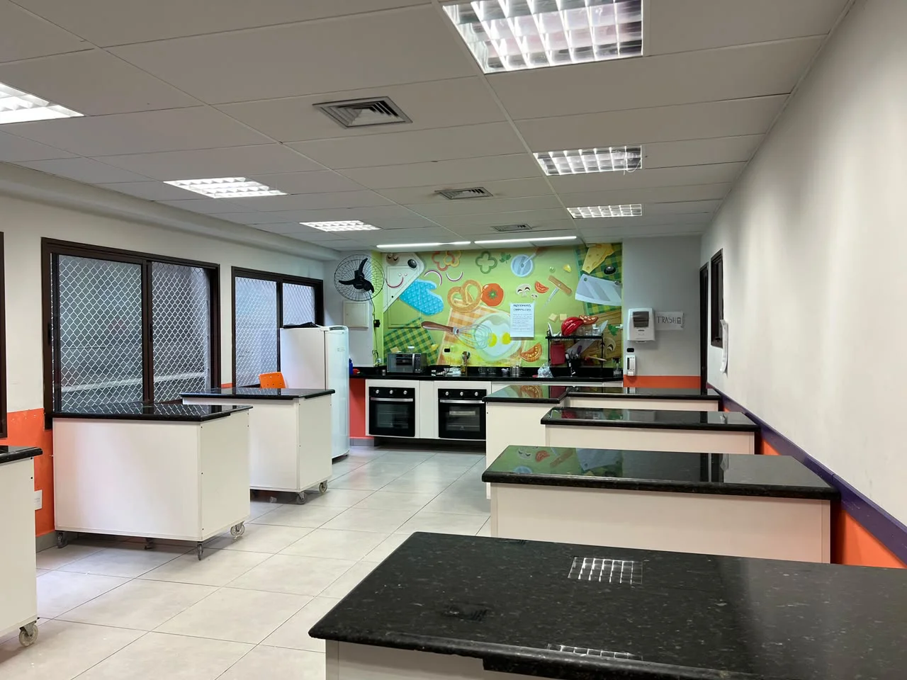 Cooking Lab da Evolution, com bancadas e equipamentos para aulas de culinária