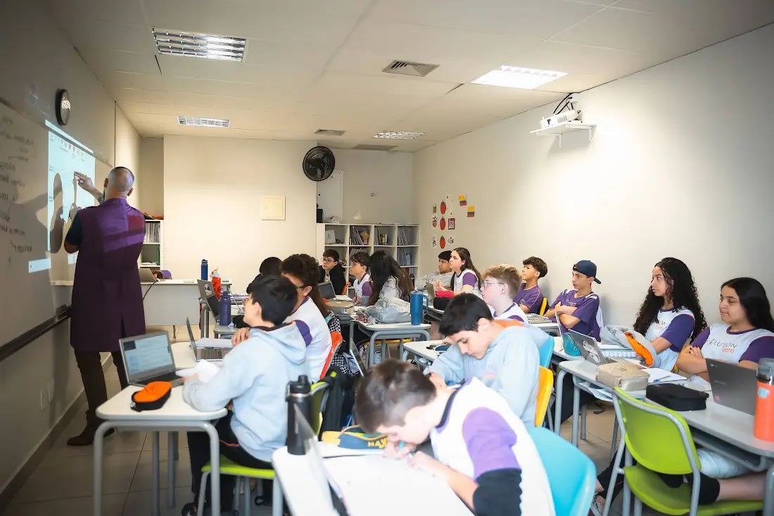 Professora e alunos da Evolution Teens durante uma aula
