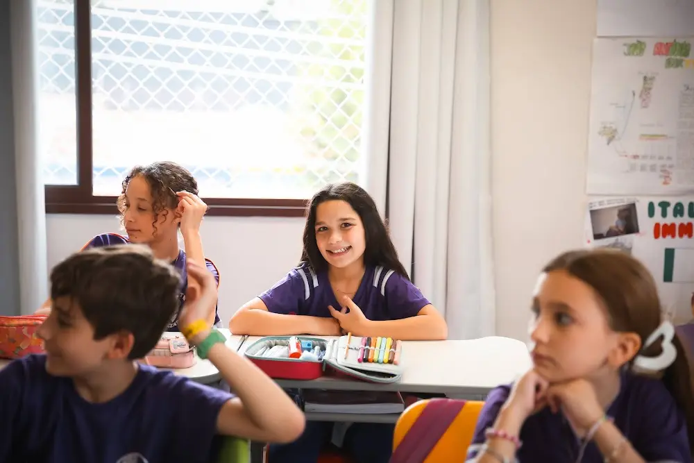 Alunos da Evolution Teens conversando em sala de aula
