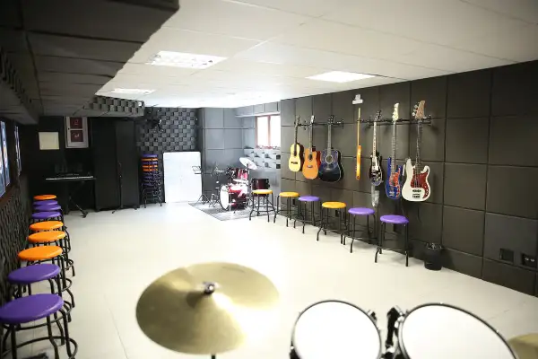 Music Studio com instrumentos