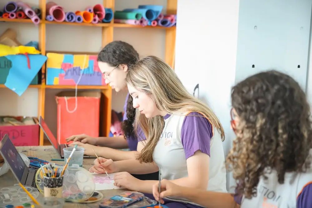 Alunas da Evolution Teens trabalhando juntas em um projeto