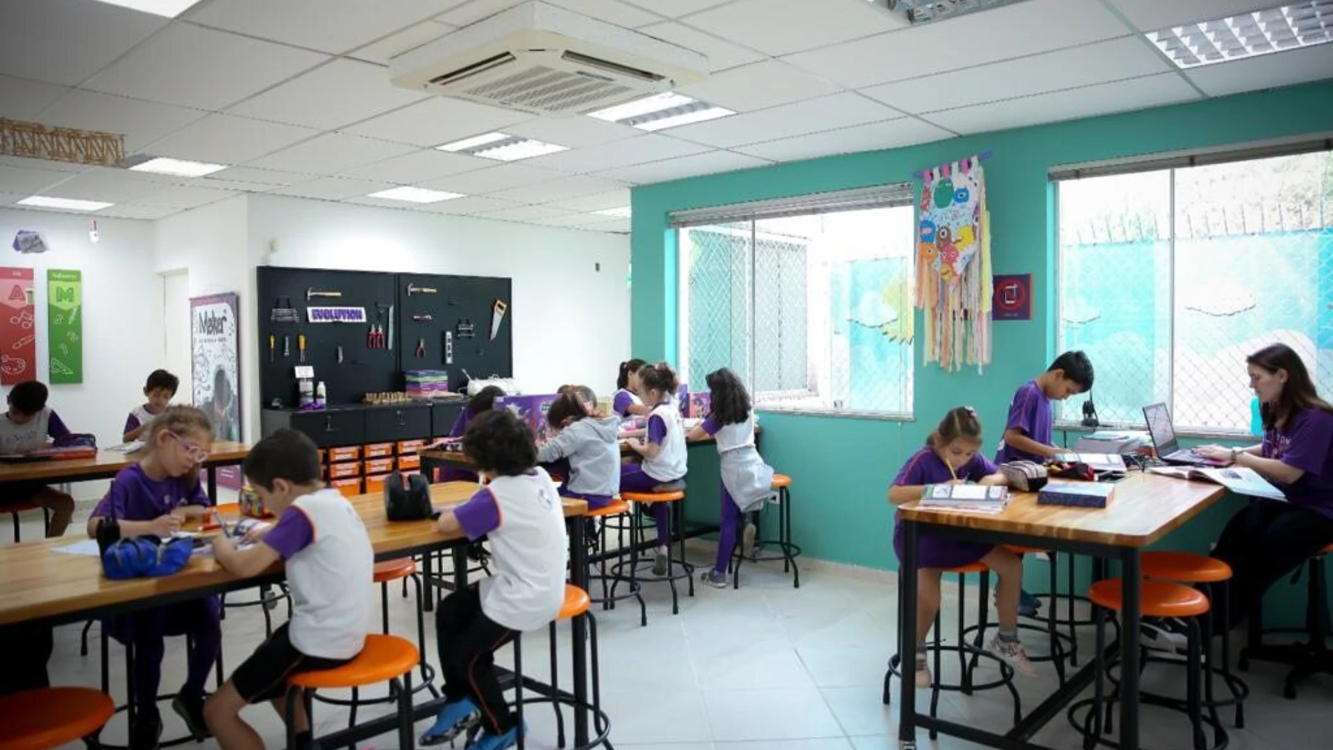 Conforto Ambiental: Todos os ambientes são equipados com ar-condicionado para garantir um ambiente agradável durante todo ano.