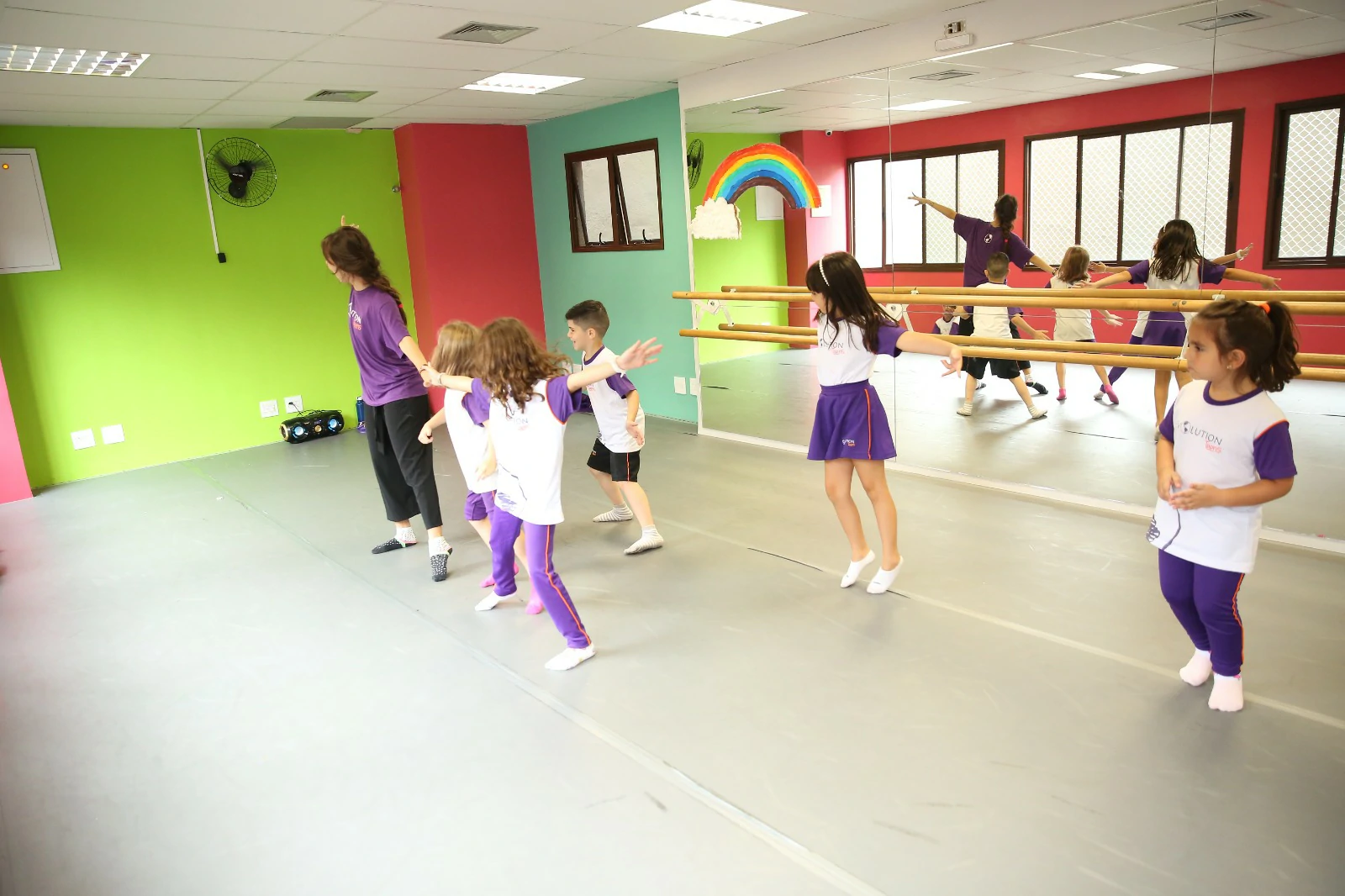 Sala de Dança: Nossa sala de dança é o lugar onde os movimentos se transformam em expressões artísticas. Um espaço dedicado à dança e à liberdade de movimento.