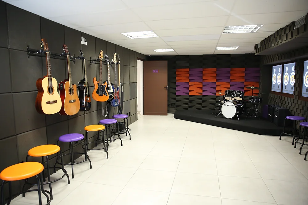 Sala de Música: Nossa sala de música está equipada com uma variedade de instrumentos para inspirar e cultivar talentos musicais em nossos alunos.