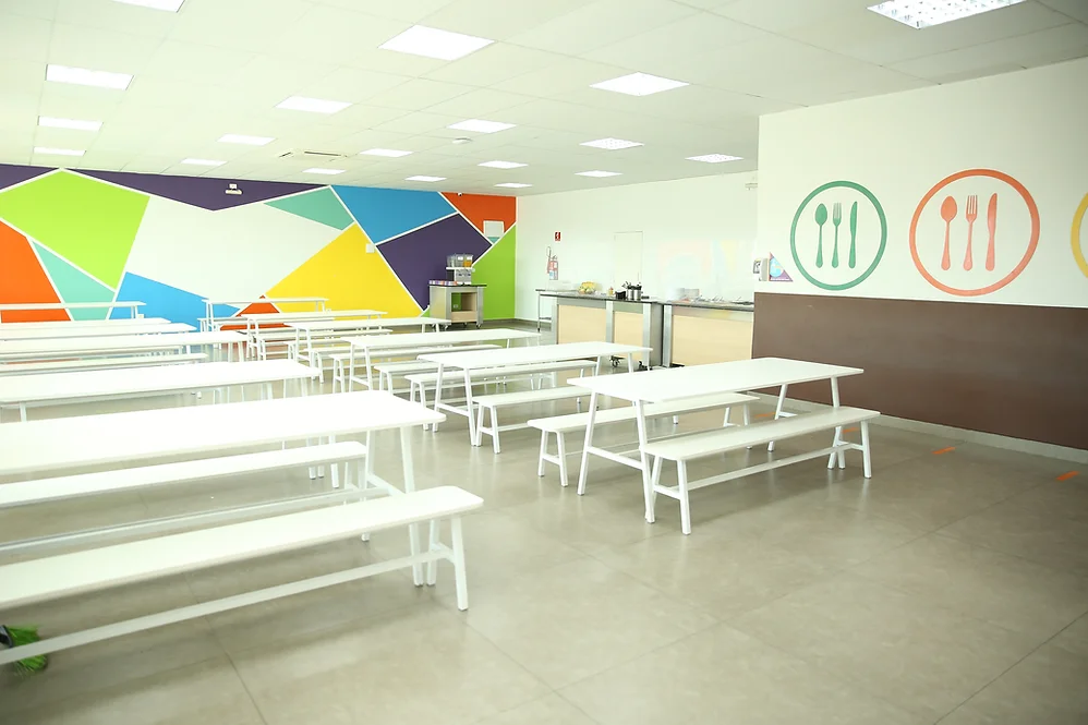 Refeitório Amplo e Arejado: Um refeitório com capacidade para 120 lugares, onde nossos alunos desfrutam de refeições saudáveis e nutritivas.