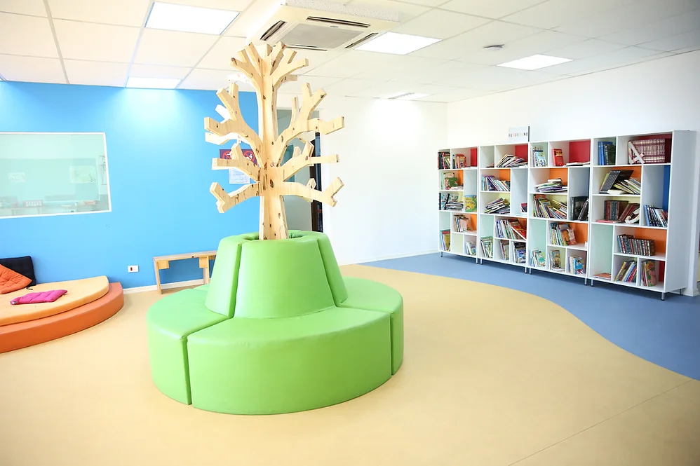 Sala de Leitura: Nossa sala de leitura é um refúgio para a imaginação, onde os alunos exploram mundos através das páginas.